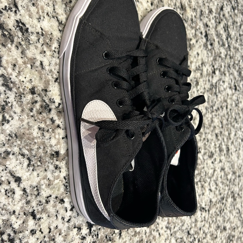 Nike women’s black tennis shoe.only wore 2 times